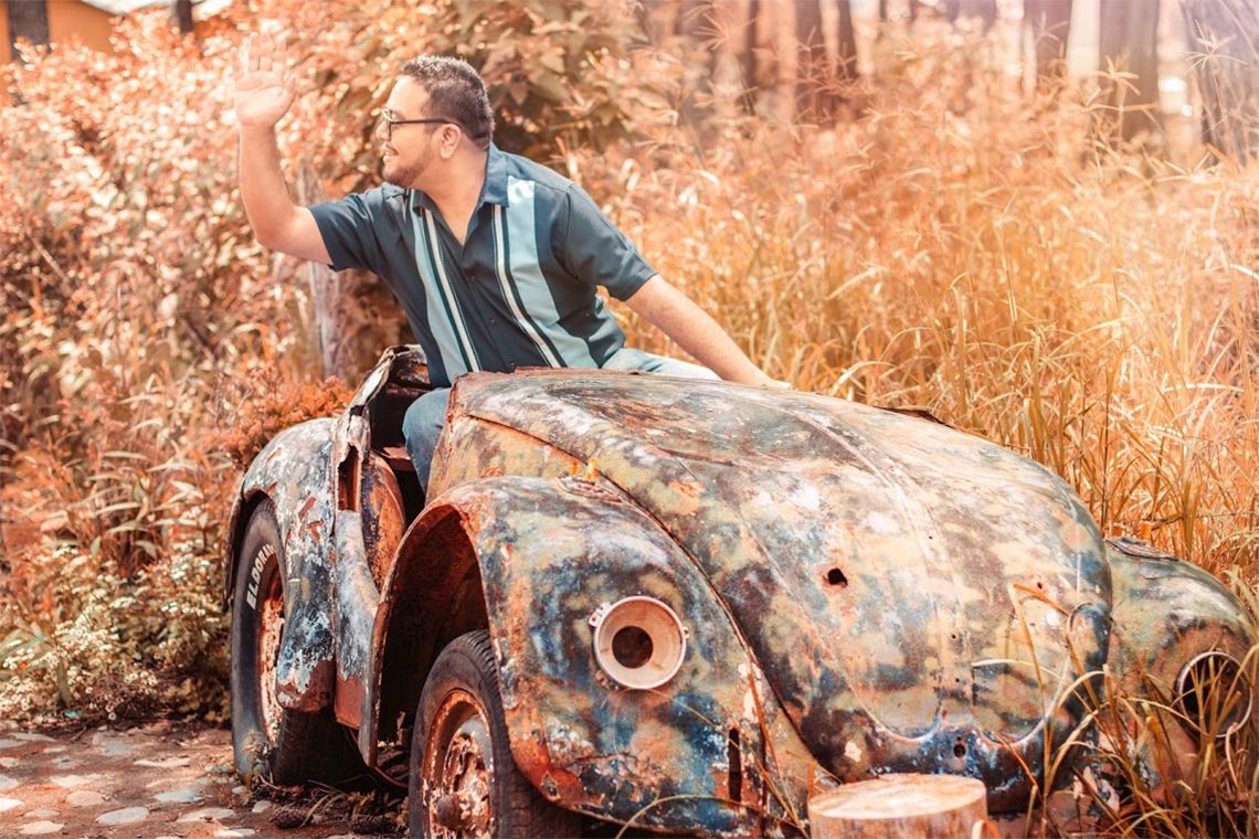 Fotografía de César Guerra en un auto clásico